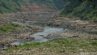 Debit air yang menurun membuat warga berani turun ke Bendung untuk mencari ikan.