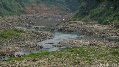 Musim Kemarau Bikin Bendung Bekasi Jadi Wisata Mancing Gratis