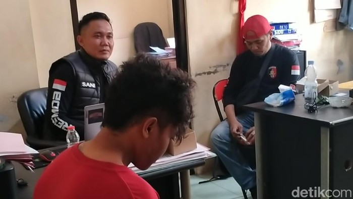 NF, ayah yang menganiaya bayinya berusia 2 bulan hingga tewas saat ditangkap Satreskrim Polres Pekalongan, Rabu (21/8/2024).