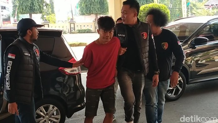 NF, ayah yang menganiaya bayinya berusia 2 bulan hingga tewas saat ditangkap Satreskrim Polres Pekalongan, Rabu (21/8/2024).