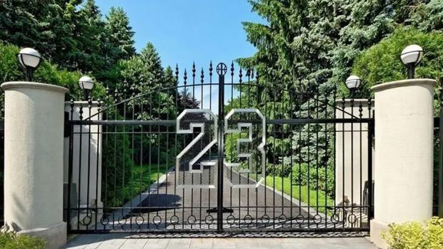 Pagar depan rumah Micahel Jordan.