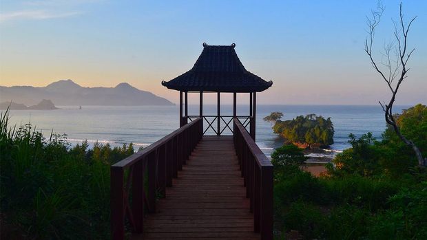Pantai dengan air terjun