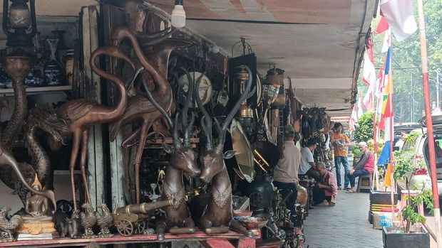 Pasar Barang Antik Jalan Surabaya