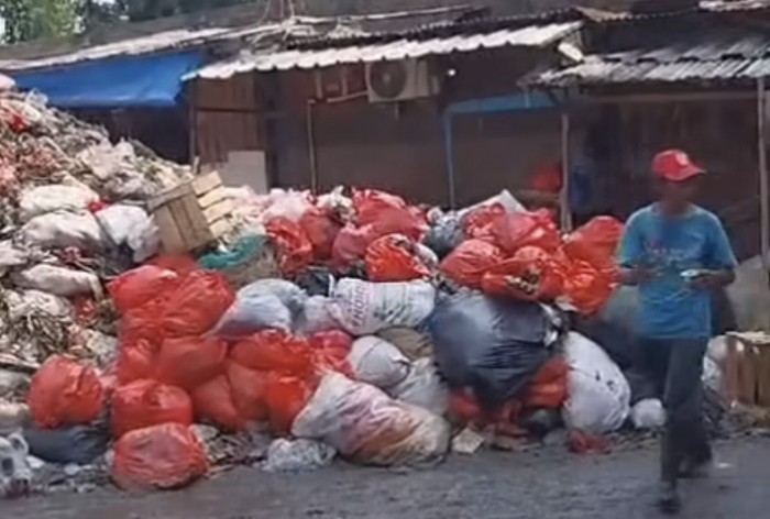 Tumpukan Sampah Meluap Menutup Akses Kios Pasar, DLHK Depok Angkat Bicara