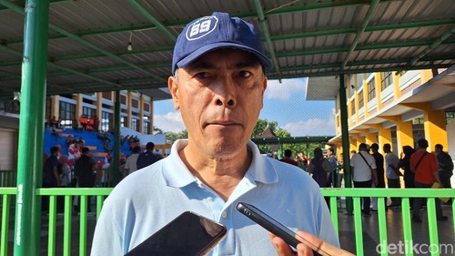 Pelaksana Tugas (Plt) Badan Kepegawaian Daerah (BKD) NTB Yusron Hadi saat diwawancarai, Rabu (21/8/2024). (Nathea Citra/detikBali)