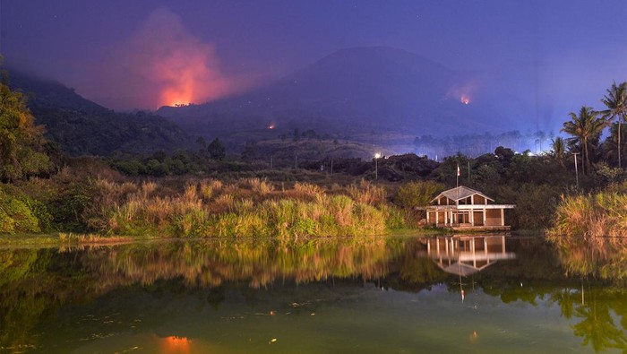 Lansekap hutan yang terbakar di Gunung Guntur terlihat dari Kawasan Cipanas, Kabupaten Garut, Jawa Barat, Selasa (20/8/2024). Data dari Dinas Pemadam Kebakaran Kabupaten Garut mencatat, kebakaran yang melanda hutan di Gunung Guntur sejak Senin (19/8/2024) petang membakar 16 hektare kawasan hutan. ANTARA FOTO/Raisan Al Farisi/wpa.