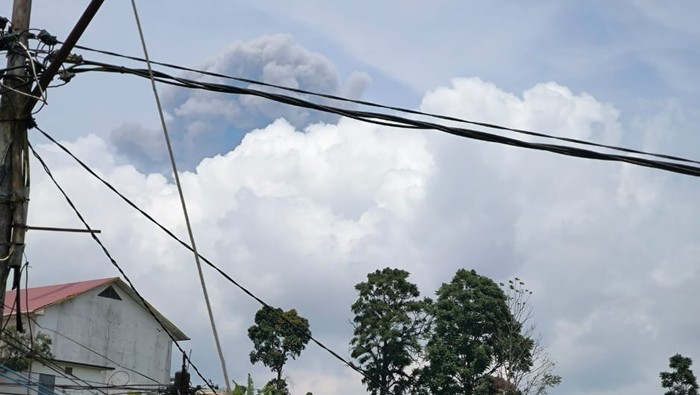 Penampakan letusan Gunung Marapi siang ini