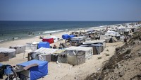Deretan tenda-tenda darurat di sepanjang pantai Gaza yang dibangun oleh pengungsi Palestina terlihat dalam pantauan udara.  
