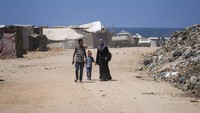 Israel kembali meluncurkan serangan udara ke Rafah. Tindakan itu dilakukan selang beberapa jam setelah Israel meminta pengungsi Palestina di Gaza segera angkat kaki.  