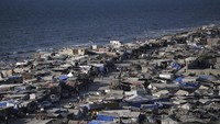 Tenda-tenda yang menampung pengungsi Palestina memadati pantai dan garis pantai Mediterania di Deir el-Balah di Jalur Gaza tengah, Selasa (20/8/2024), di tengah konflik yang sedang berlangsung antara Israel dan Hamas.  