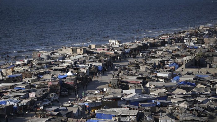 Tents are crammed together as displaced Palestinians camp on the beach, west of Deir al-Balah, Gaza Strip, Tuesday, Aug. 20, 2024. (AP Photo/Abdel Kareem Hana)