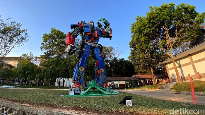 Penampakan patung Optimus Prime yang dinamai Green Hercules terbuat dari bahan daur ulang mejeng di Kampus ITB Jatinangor