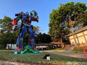 Saat Optimus Prime Jadi Pusat Perhatian di Kampus ITB Jatinangor
