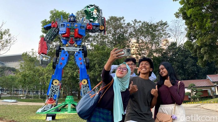 Penampakan patung Optimus Prime yang dinamai Green Hercules terbuat dari bahan daur ulang mejeng di Kampus ITB Jatinangor