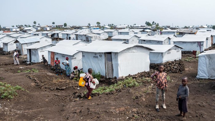 Nathalie Kipenzi, a hygiene promoter, distributes flyers to displaced people during an awareness campaign for Mpox, an infectious disease caused by the monkeypox virus that causes a painful rash, enlarged lymph nodes and fever, at the Muja camp for the internally displaced in Nyiragongo territory, near Goma in North Kivu province of the Democratic Republic of Congo August 19, 2024. REUTERS/Arlette Bashizi