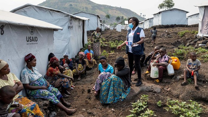 Nathalie Kipenzi, a hygiene promoter, distributes flyers to displaced people during an awareness campaign for Mpox, an infectious disease caused by the monkeypox virus that causes a painful rash, enlarged lymph nodes and fever, at the Muja camp for the internally displaced in Nyiragongo territory, near Goma in North Kivu province of the Democratic Republic of Congo August 19, 2024. REUTERS/Arlette Bashizi