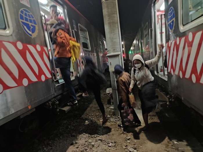 Penumpang KRL Solo-Jogja pindah kereta karena ada kendala pada KRL, Selasa (20/8/2024) malam.