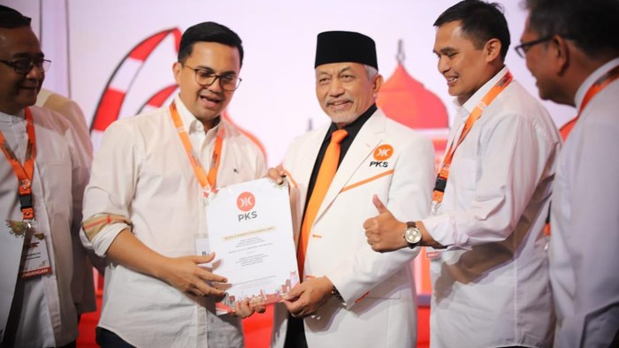 Penyerahan formulir B1-KWK dari PKS ke Sahrul Gunawan-Gun Gun Gunawan