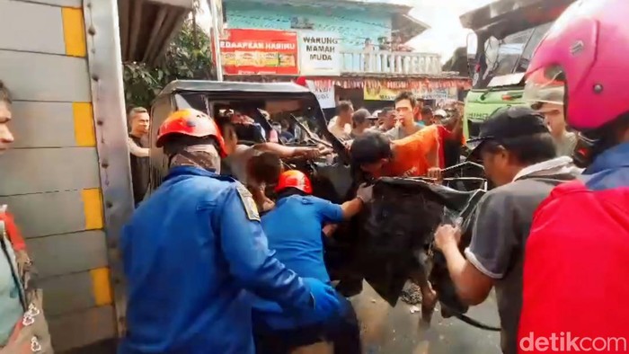 Petugas saat mengevakuasi korban kecelakaan di Jalan Raya Sukabumi-Bogor