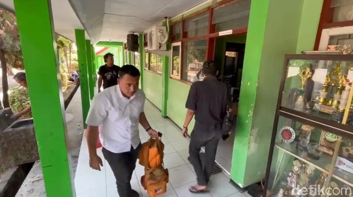 Polisi melakukan olah TKP SMKN 1 Jatirejo Mojokerto