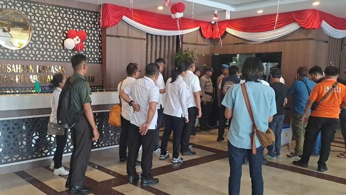 Polisi melakukan penggeledahan di ruang arsip lahan BP Batam pada Rabu (21/8/2024).