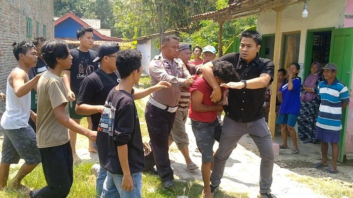 Polisi mengamankan ayah yang aniaya bayinya hingga tewas di Desa Mejasem Kecamatan Siwalan, Kabupaten Pekalongan, Rabu Siang (21/8/2024).