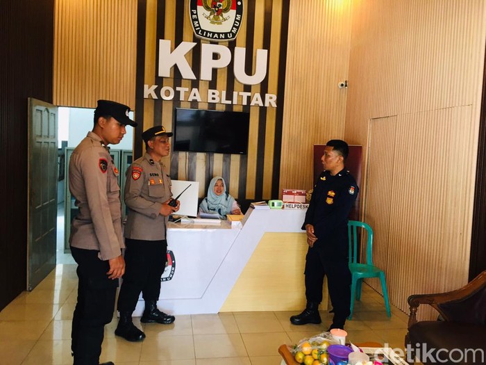 Polisi Rutin Patroli ke Kantor KPU - Bawaslu