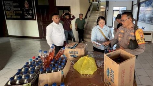 Polresta Kupang Kota menyita ratusan liter sopi dalam Operasi Pekat Turangga 2024 di Kota Kupang, NTT. (Dok. Polresta Kupang Kota)