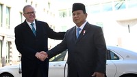 Presiden terpilih Indonesia Prabowo Subianto berjabat tangan dengan Perdana Menteri Australia Anthony Albanese menjelang pertemuan di Gedung Parlemen di Canberra, Australia, Selasa (20/8/2024). (REUTERS/Lukas Coch)  