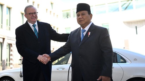 Indonesias President-elect Prabowo Subianto shakes hands with Australias Prime Minister Anthony Albanese ahead of a meeting at Parliament House in Canberra, Australia, August 20, 2024. AAP Image/Lukas Coch via REUTERS  ATTENTION EDITORS - THIS IMAGE WAS PROVIDED BY A THIRD PARTY. NO RESALES. NO ARCHIVE. AUSTRALIA OUT. NEW ZEALAND OUT. NO COMMERCIAL OR EDITORIAL SALES IN NEW ZEALAND. NO COMMERCIAL OR EDITORIAL SALES IN AUSTRALIA.