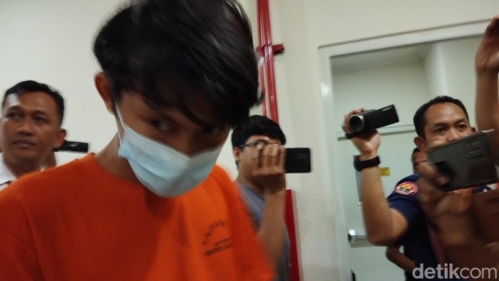 Potret pemuda inisial MBA tersangka penganiaya pacar dalam lift hotel di Jakarta Barat.