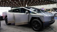 Pemimpin Republik Chechnya Rusia, Ramzan Kadyrov, memamerkan Cybertruck dari Tesla yang sudah dilengkapi dengan senapan mesin. Kendaraan tersebut disebutkan akan ikut bertempur di zona konflik Ukraina. REUTERS/Rebecca Cook