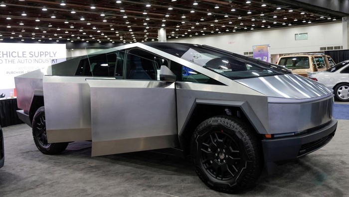 Potret Tesla Cybertruck Disulap Jadi Mobil Perang FILE PHOTO: The Tesla Cybertruck is displayed at the SAE WCX conference in Detroit, Michigan, U.S., April 18, 2024. REUTERS/Rebecca Cook/File Photo
