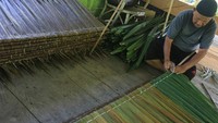 Perajin menganyam daun rumbia pada pembuatan atap rumbia di Desa Alue Raya, Kecamatan Samatiga, Aceh Barat, Aceh, Rabu (21/8/2024).