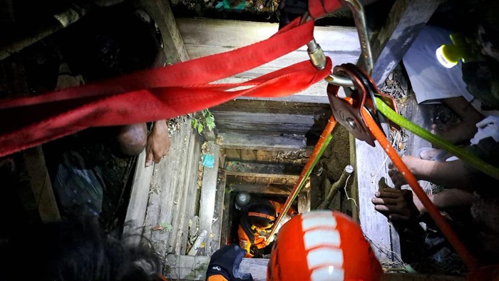 Proses evakuasi penambang emas yang tewas dalam lubang tambang di Sekotong, Lombok Barat, Selasa (20/8/2024).
