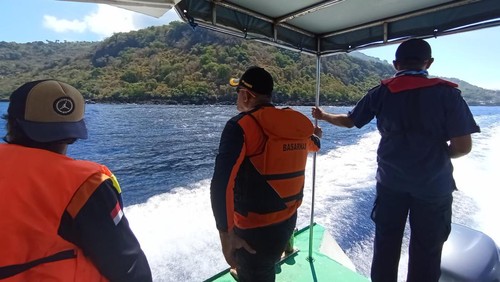 Proses pencarian korban hilang akibat tenggelamnya KM Libanon di Alor, NTT, Rabu (21/8/2024).