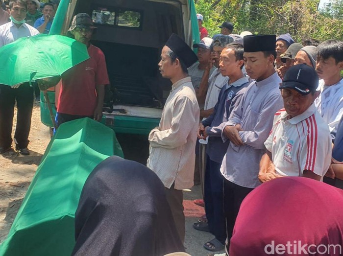 Proses permakaman Karni (40) warga Dusun Karangsari, Desa Wlahar, Kecamatan Larangan, Brebes, Rabu (21/8/2024) siang.