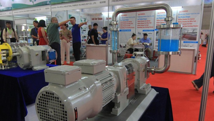 Saat Mesin Industri-Produk Elektronik China Serbu Pasar Indonesia Kamar Dagang China menggelar pameran mesin-mesin industri dan produk elektronik China di Indonesia. Hal itu guna memperkuat hubungan bilateral dan ekonomi Indonesia-China.