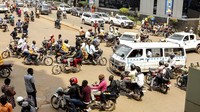Fenomena boda-boda telah berkembang seiring dengan kekuasaan presiden Uganda. Dalam beberapa tahun terakhir, dalam upayanya untuk melemahkan dukungan di antara para penganggur bagi lawan-lawannya, Museveni telah menghadiahkan boda-boda kepada para pendukungnya dan berjanji untuk mengurangi biaya lisensi tiga tahun dari hampir $100. Presiden Yoweri Museveni, seorang otoriter yang telah berkuasa sejak 1986, telah lama menggunakan para pria boda-boda sebagai mobilisasi dukungan politik. Demonstrasi politik menjadi hidup dengan suara klakson dari sepeda motor mereka, yang dapat membuat masyarakat terdiam.