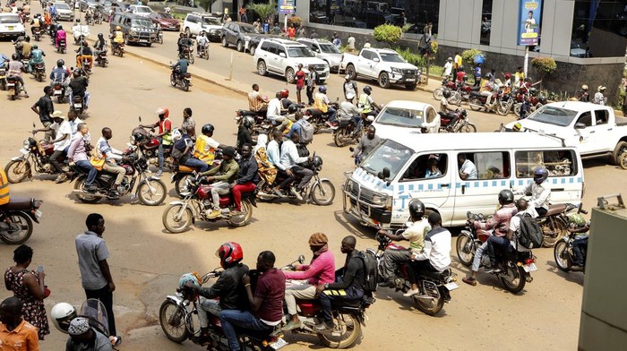 Saat Ojek Motor 'Boda-boda' Kuasai Ibu kota Uganda Drivers of motorcycle taxis, known locally as boda-bodas, ride with passengers on a street of Kampala, Uganda, on July 18, 2024. (AP Photo/Hajarah Nalwadda )