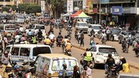 Diperkirakan 350.000 boda-boda beroperasi di Kampala, dikemudikan oleh para pria yang datang dari seluruh penjuru Uganda dan mengatakan tidak ada pekerjaan lain untuk mereka.  