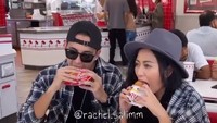 Jajan di restoran cepat saji menjadi waktu yang menyenangkan. Pasangan ini kompak memesan burger dan kentang goreng untuk dinikmati bersama. Foto: Instagram/rachel.salimm & Instagram/salimnauderer