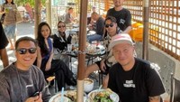 Begitu pula ketika Rachel Vennya melibatkannya dalam pekerjaan ke Amerika Serikat. Di tengah kesibukan, Rachel dan Salim ikut kulineran bersama selebriti lain. Foto: Instagram/rachel.salimm & Instagram/salimnauderer