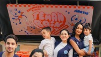 Tak hanya bersenang-senang bersama, Rachel Vennya dan Salim juga pernah berbagi kesenangan. Menghadirkan food truck untuk berbagi makanan gratis menjadi cara kreatifnya untuk beramal. Foto: Instagram/rachel.salimm & Instagram/salimnauderer