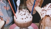 Masa-masa romantis juga pernah dilewati keduanya. Sampai-sampai berbagai minuman cokelat dengan satu gelas dinikmati untuk berdua. Foto: Instagram/rachel.salimm & Instagram/salimnauderer