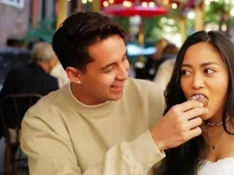 Kenangan Salim Nauderer dan Rachel Vennya Kulineran dan Berbagi Makanan