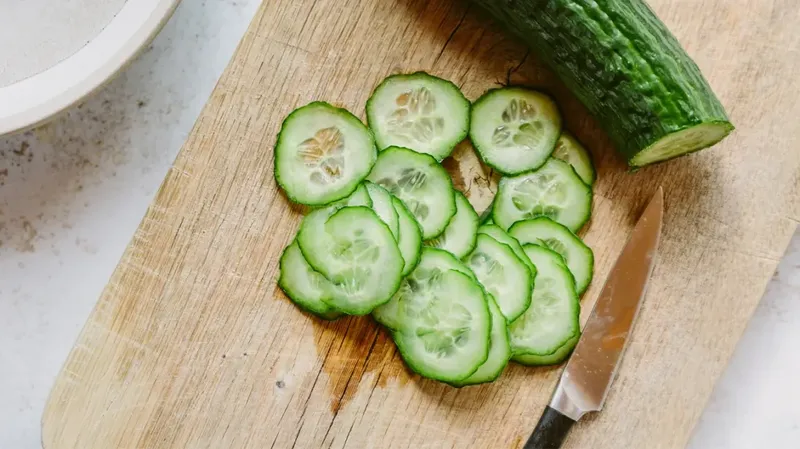 Sedang Tren di Medsos Makan Timun Seharian, Apakah Menyehatkan?