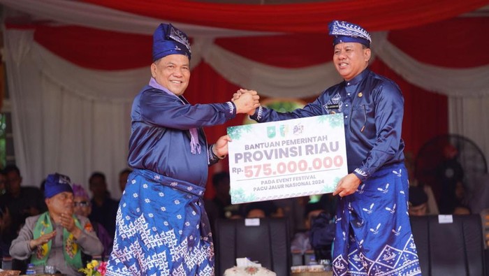 Sekretaris Daerah Riau, SF Hariyanto menyerahkan hadiah di event Pacu Jalur di Kuantan Singing. (Dok Diskominfotik Riau)