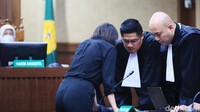 Helena berdiskusi dengan kuasa hukumnya usai sidang dakwaan. 
