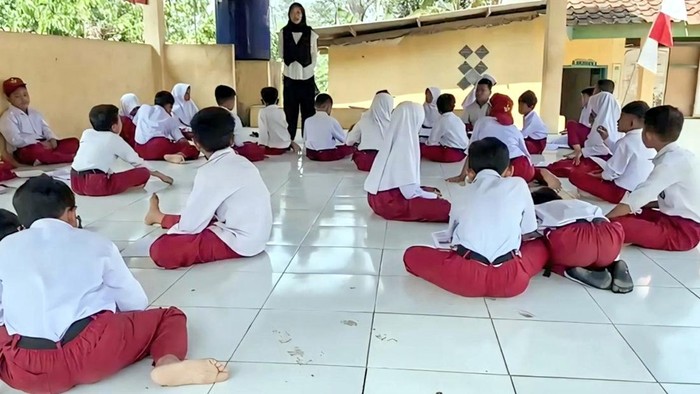 Siswa belajar di lantai aula gegara ruang kelas sekolah di Sukabumi
